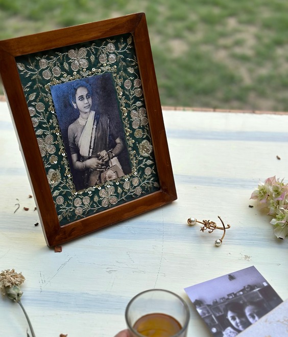 Buy Online Handcrafted Aari Zardozi Photo Frame Green Velvet Lucknow