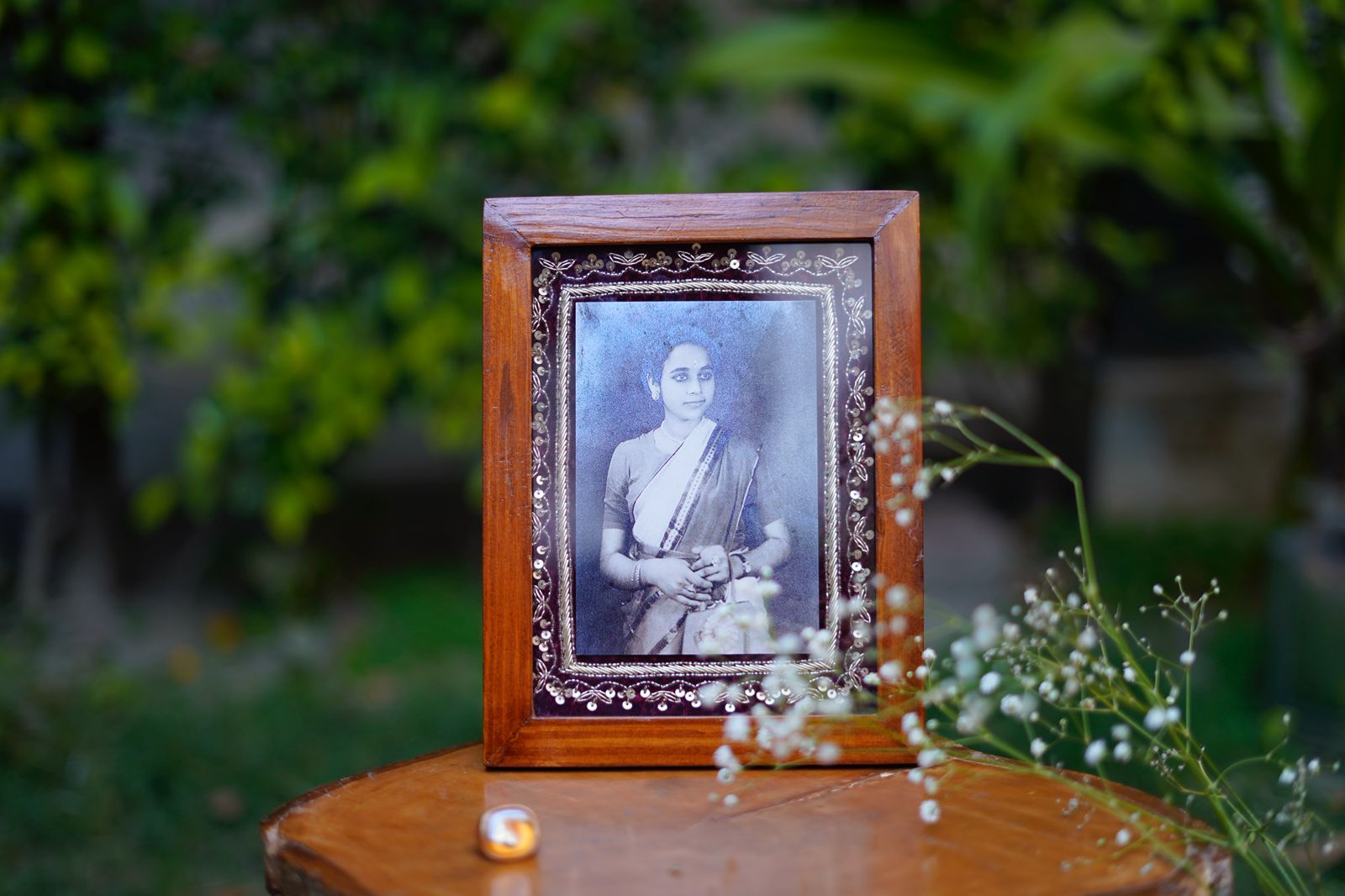 Handcrafted Aari Zardozi Photo Frame - Image 6