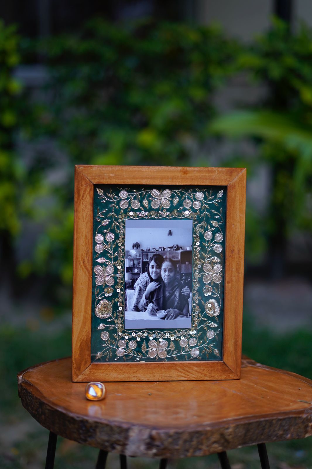 Handcrafted Aari Zardozi Photo Frame - Image 7
